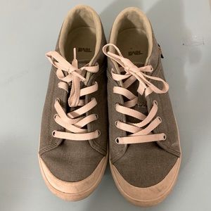 Teva Green tennis shoes size 8